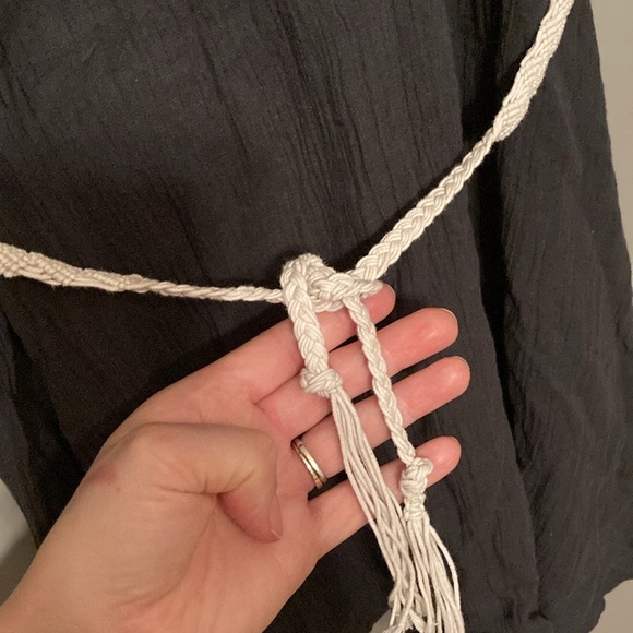 H&M grey tunic top with braided beige belt. 90% cotton and 10% linen. - Picture 5 of 6